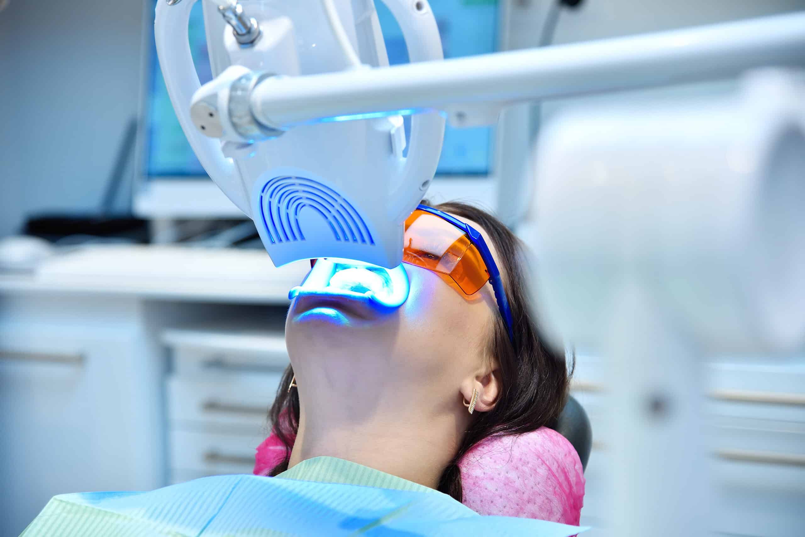 Patientin beim Bleaching mit aktivierendem Licht